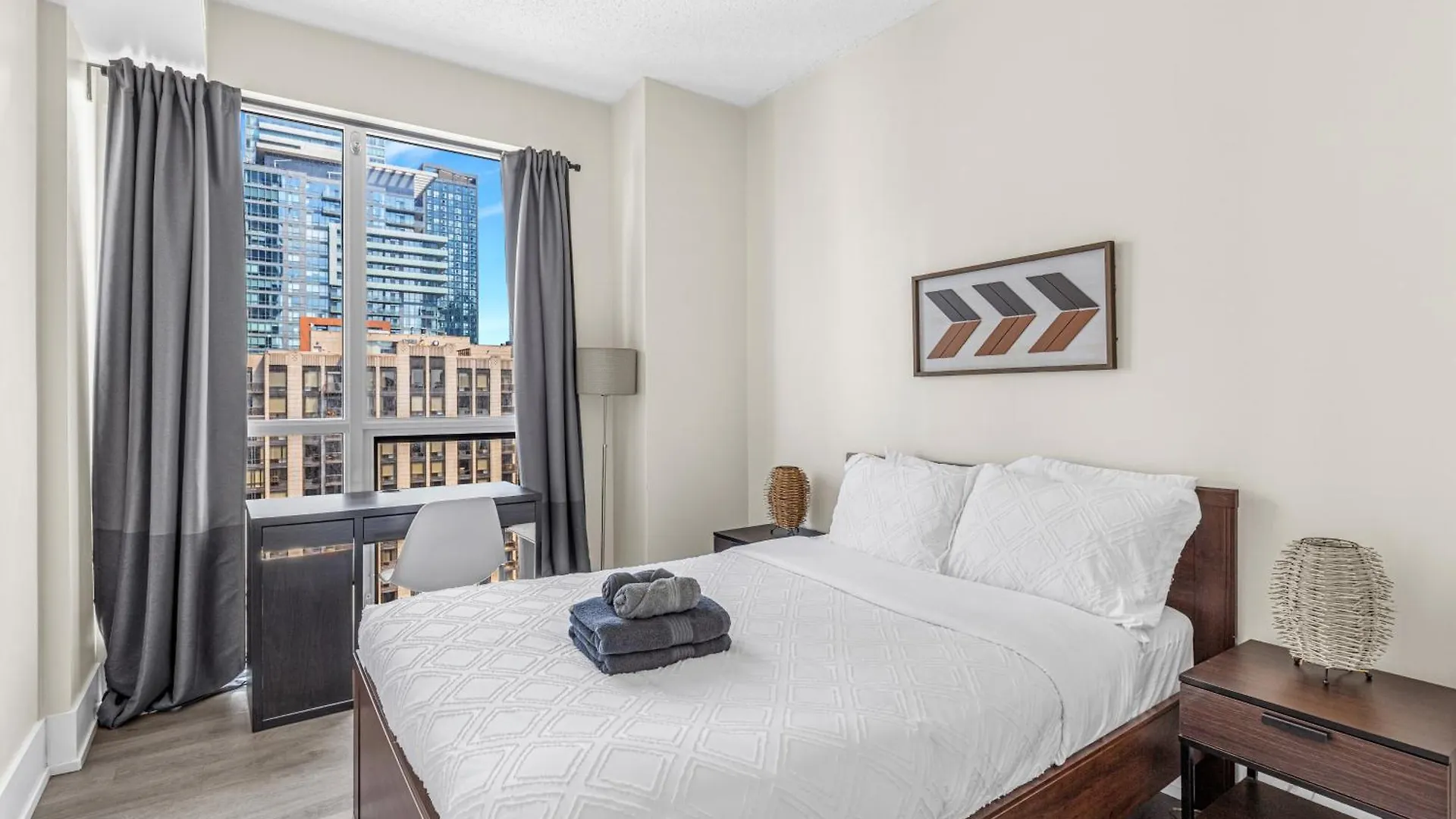 3 Bedroom Beside Cn Tower With Parking Downtown Toronto Canada