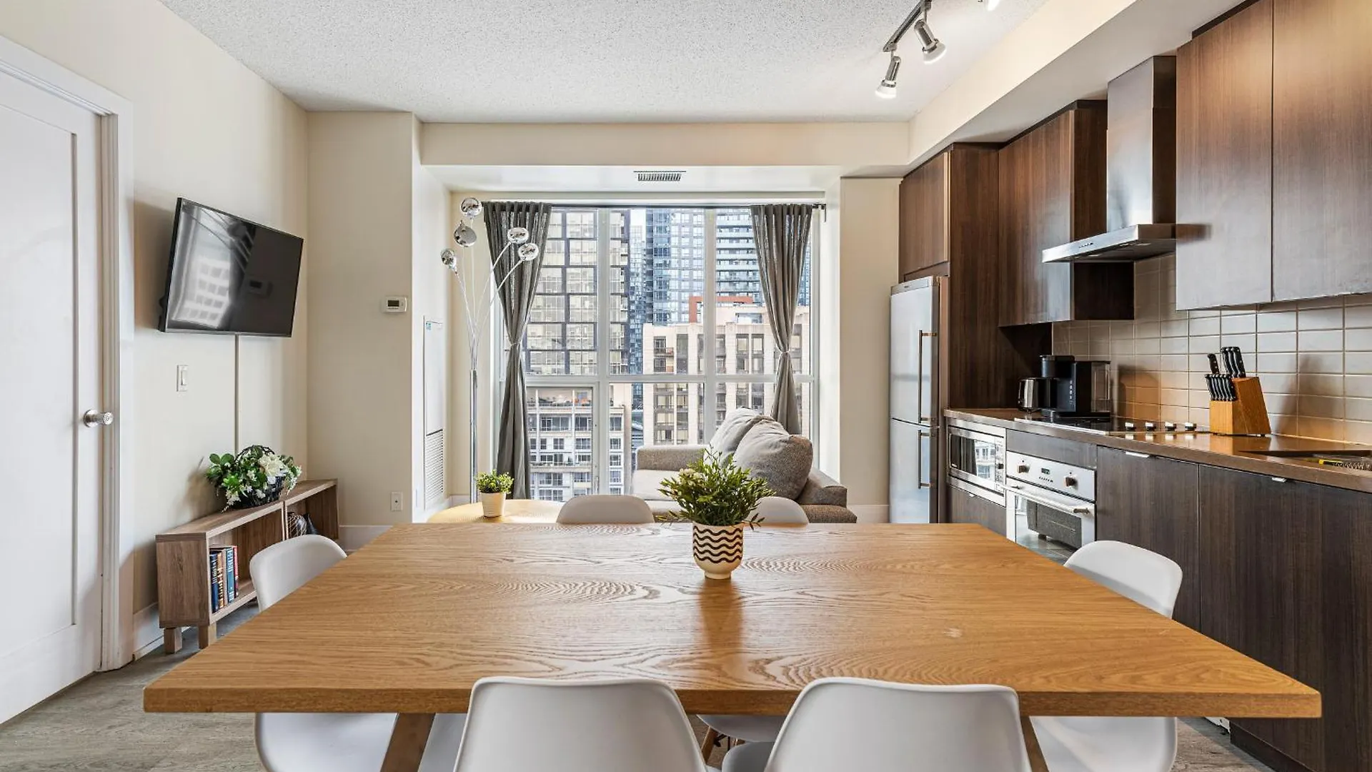 3 Bedroom Beside Cn Tower With Parking Downtown Toronto Canada