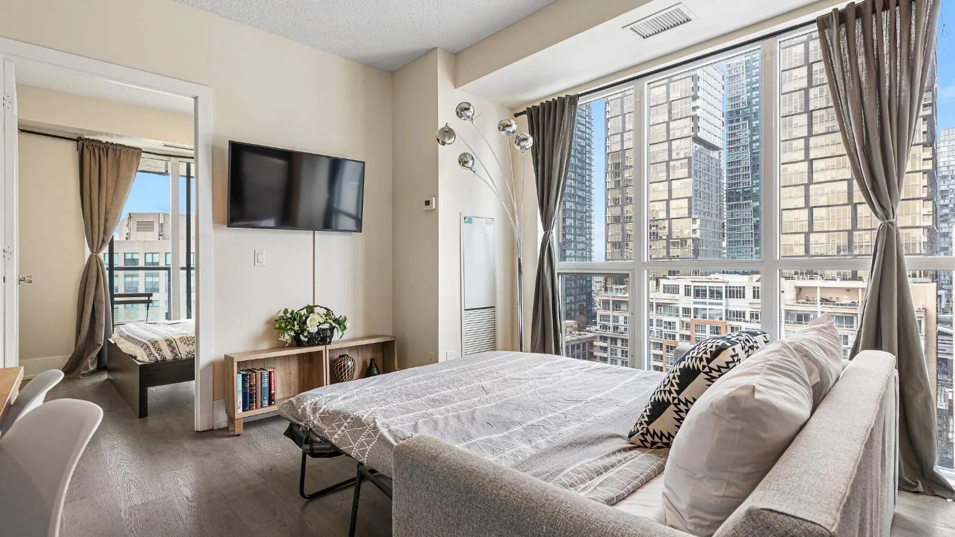 Apartment 3 Bedroom Beside Cn Tower With Parking Downtown Toronto