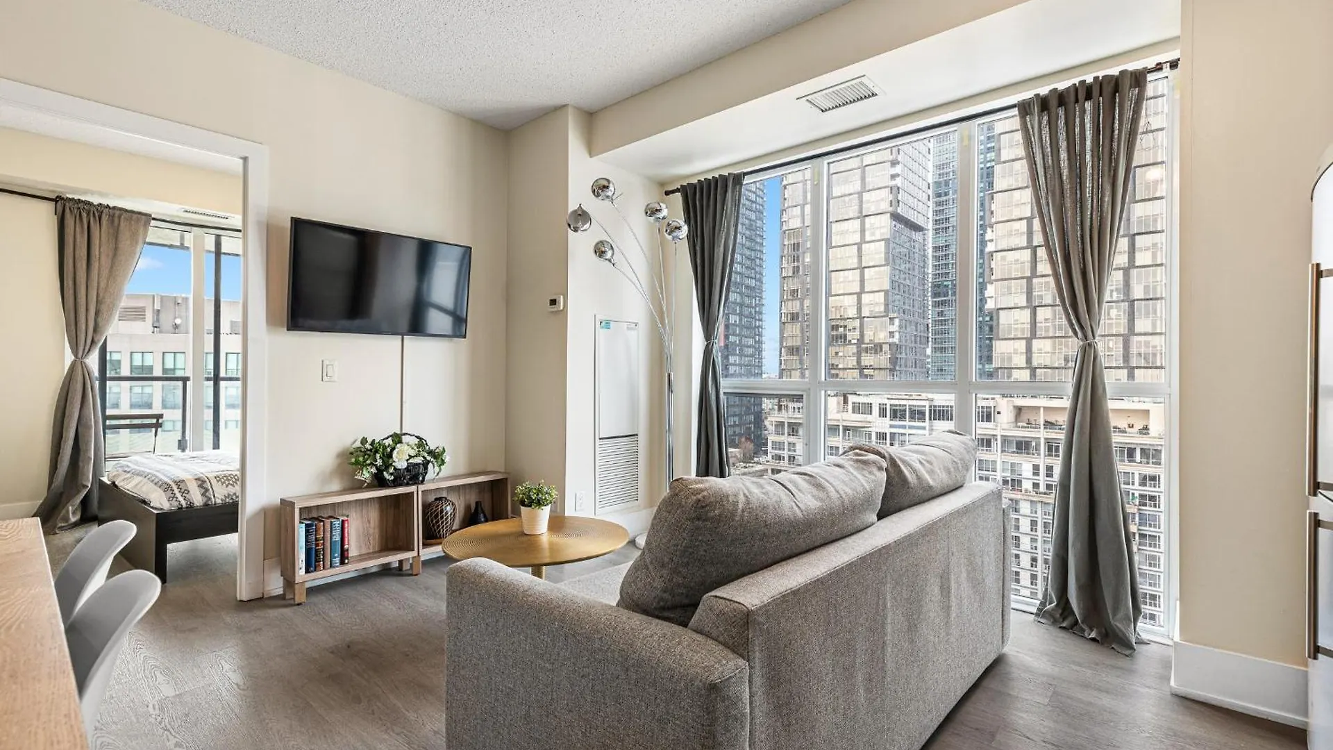 3 Bedroom Beside Cn Tower With Parking Downtown Toronto Apartment