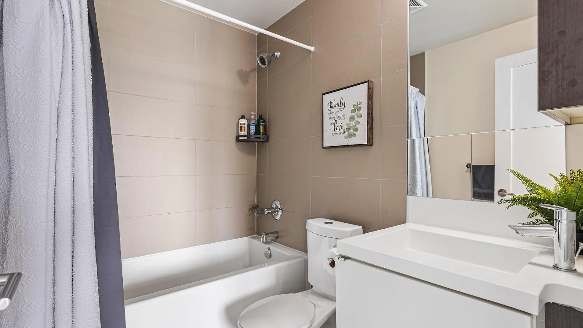 Apartment 3 Bedroom Beside Cn Tower With Parking Downtown Toronto Canada