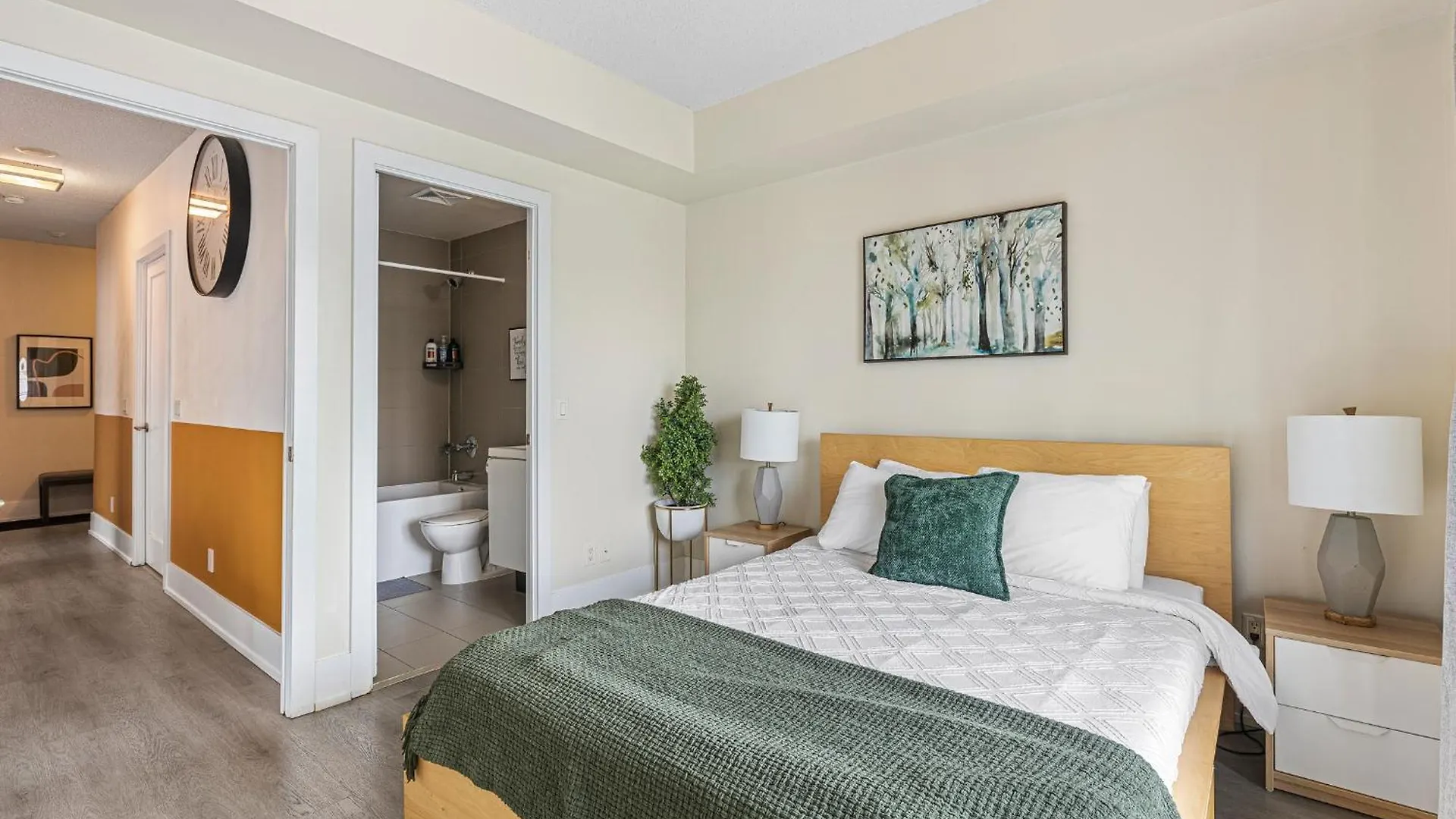 Apartment 3 Bedroom Beside Cn Tower With Parking Downtown Toronto