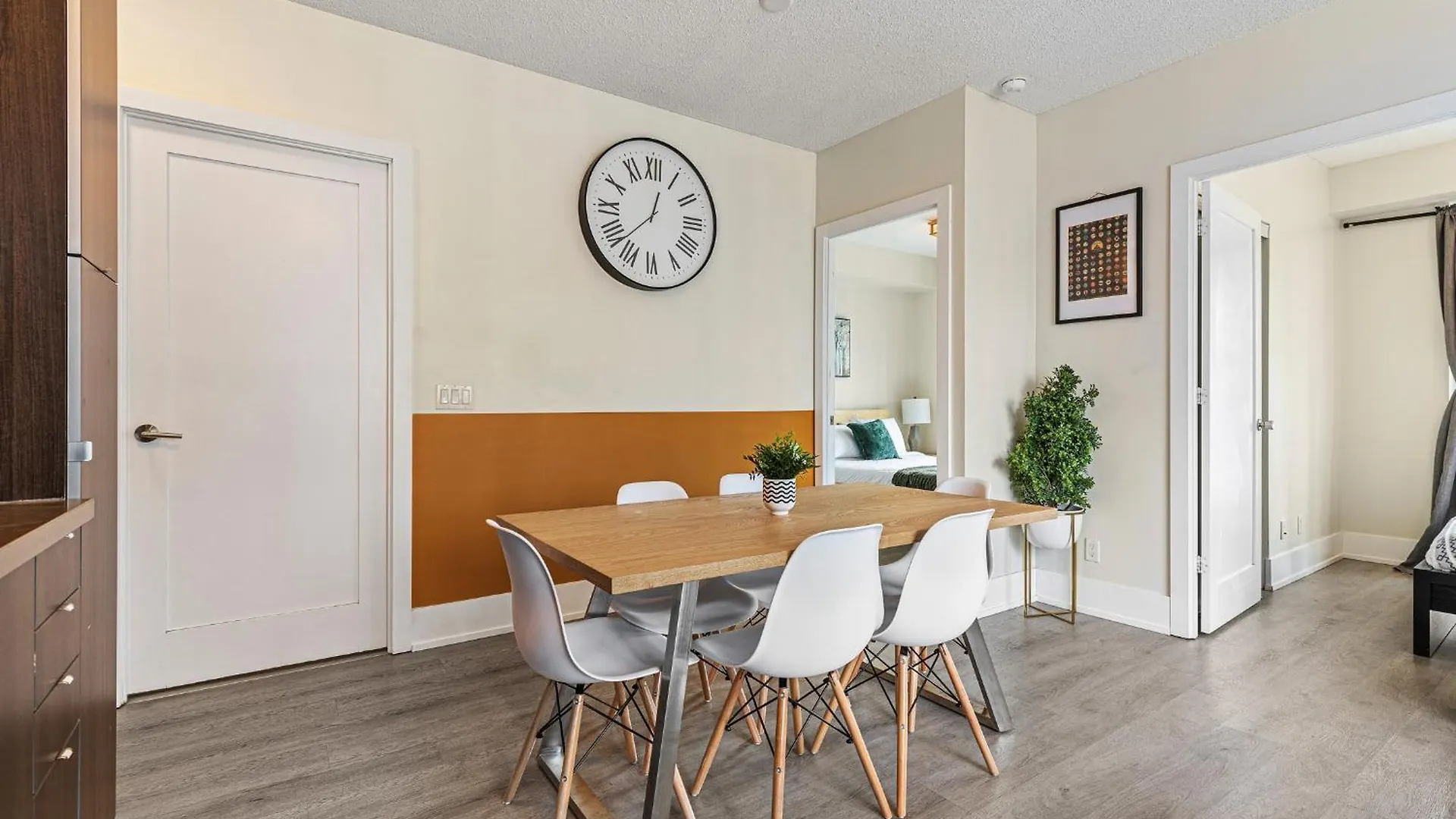 3 Bedroom Beside Cn Tower With Parking Downtown Toronto 0*,