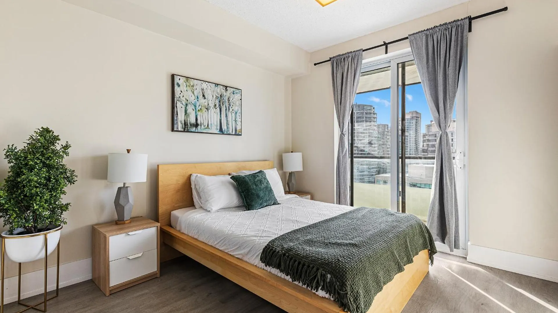 3 Bedroom Beside Cn Tower With Parking Downtown Toronto Apartment