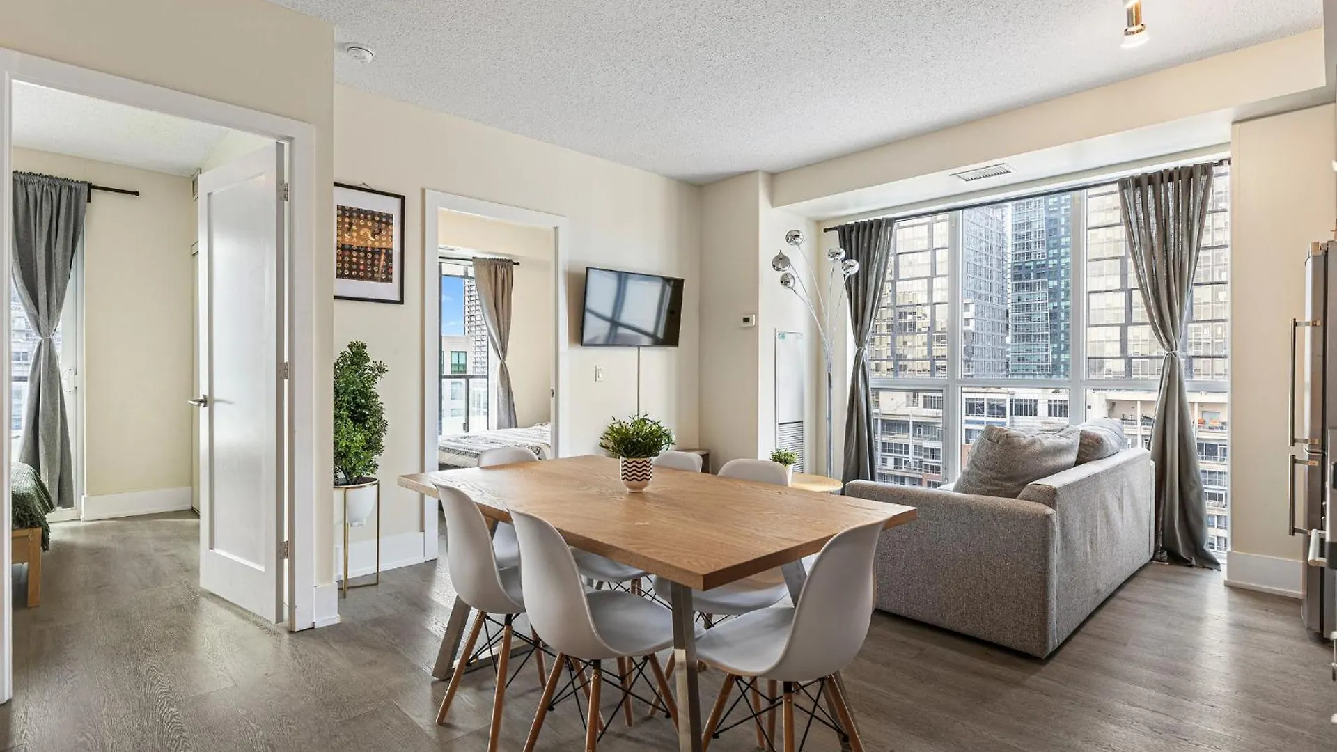 3 Bedroom Beside Cn Tower With Parking Downtown Toronto