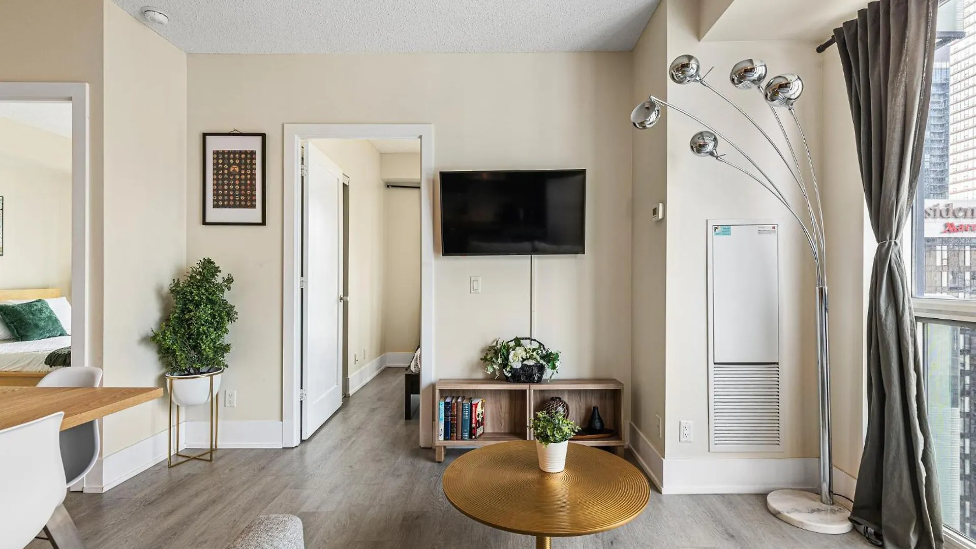 3 Bedroom Beside Cn Tower With Parking Downtown Toronto Canada