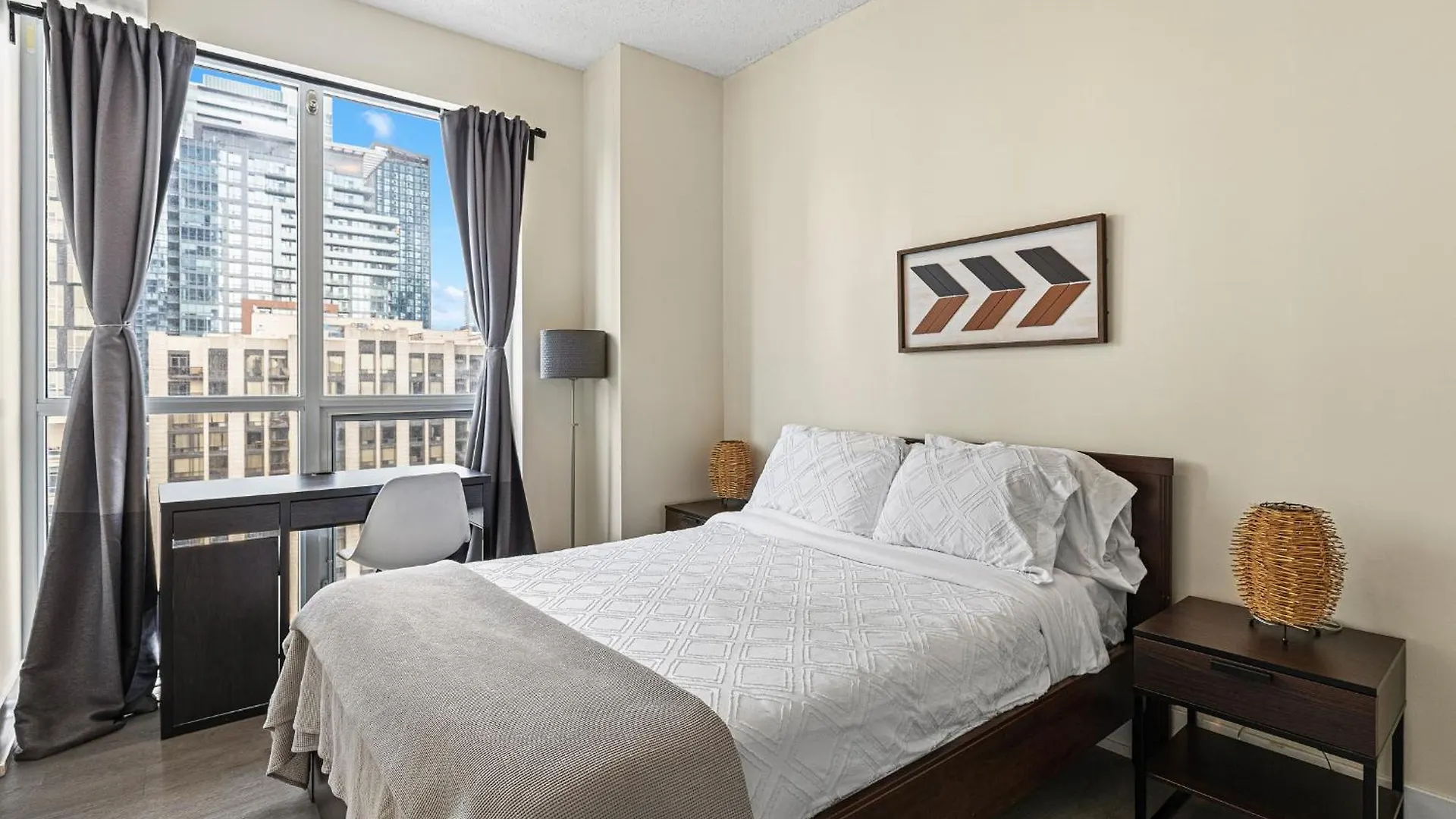 3 Bedroom Beside Cn Tower With Parking Downtown Toronto 0*,  Canada