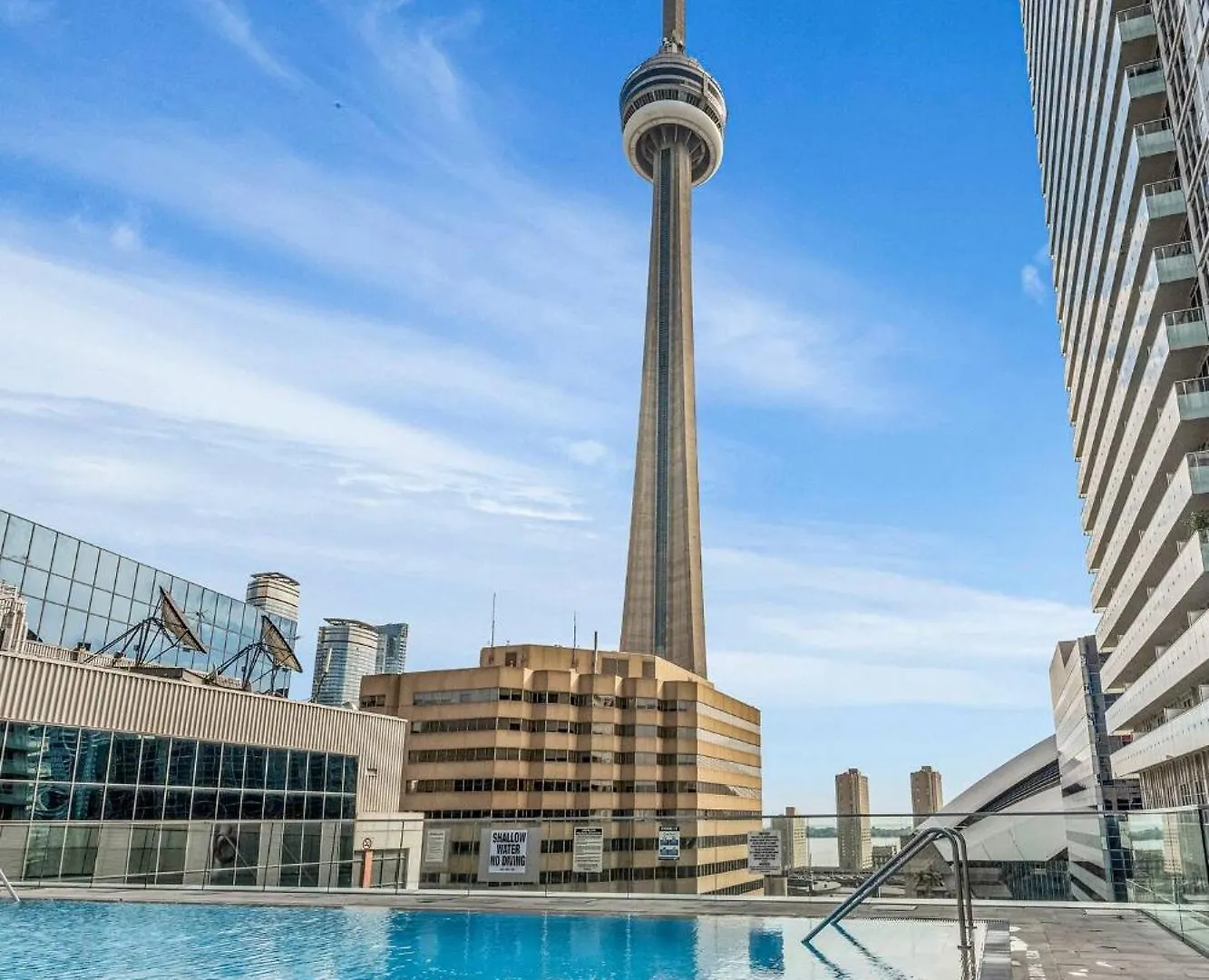 Apartment 3 Bedroom Beside Cn Tower With Parking Downtown Toronto Canada